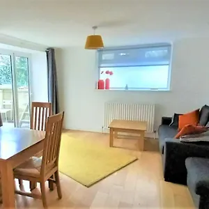 Appartement 2 Bedroom Victorian Garden Flat, Londen